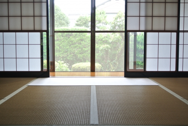 夏の帰省中に湿度が上がるとカビが発生？長期不在のカビ対策を専門業者が解