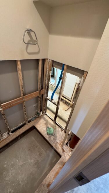 洗濯機の排水ホースが外れて水浸しに…！今すぐ知っておきたい応急対処とカビ対策