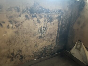 暖房でエアコンからカビ臭い？マンション北側の部屋で起こる本当の原因と対策